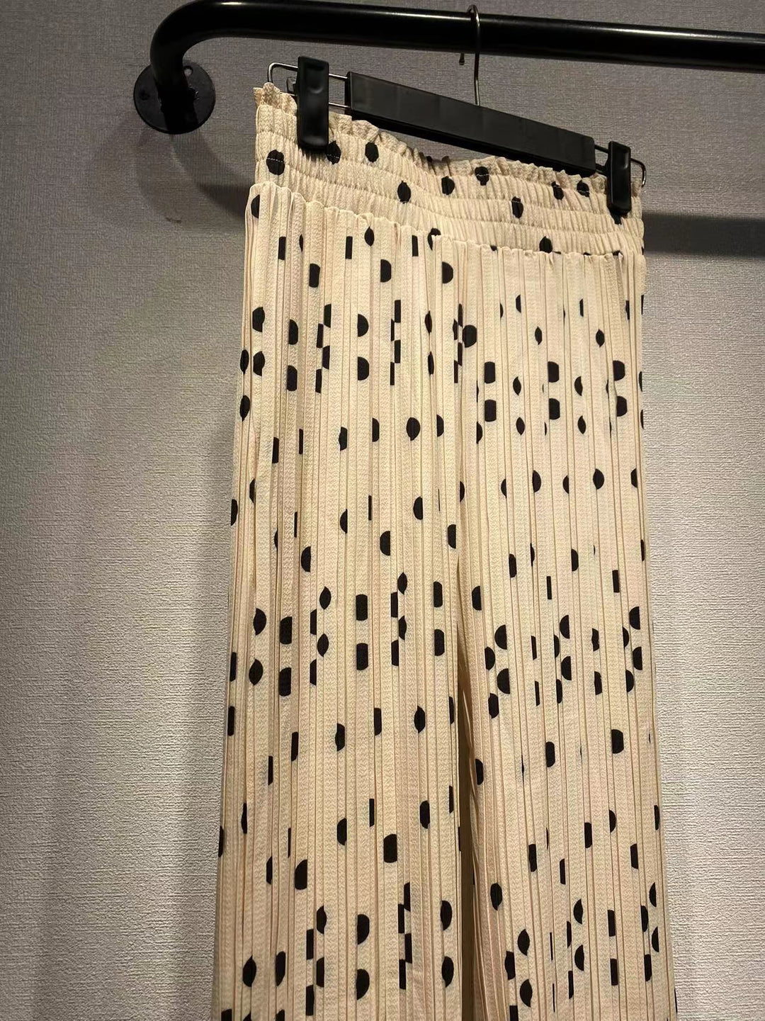 Damebluse i trendy punktmønster med elegante pufærmer og høj krave Stilla