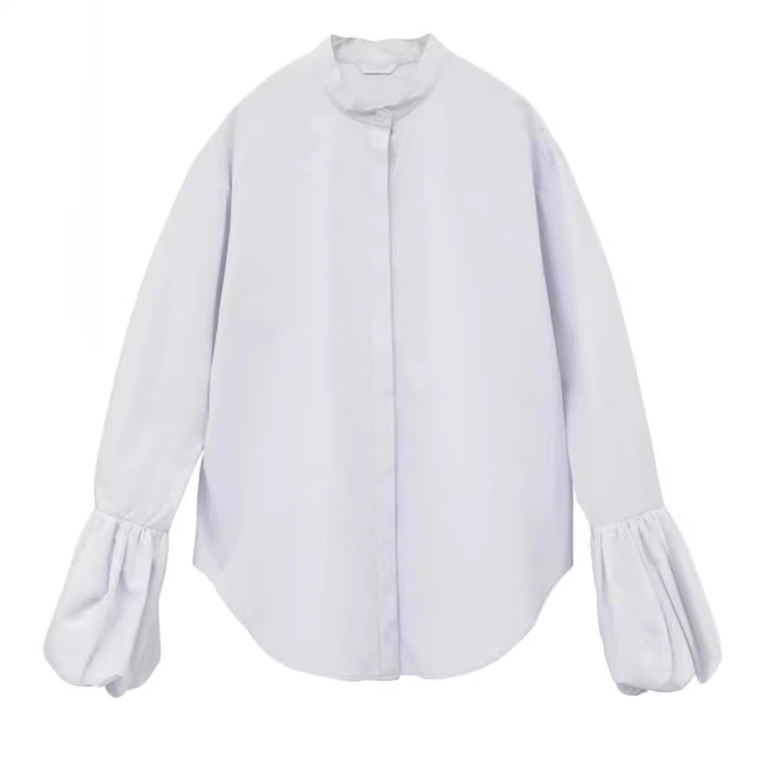 Damebluse med voluminøse ærmer og moderne ståkrave Stilla