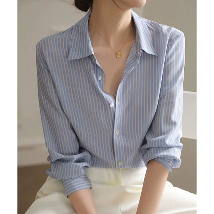 Dame afslappet bluse med fine striber og elegant krave Stilla