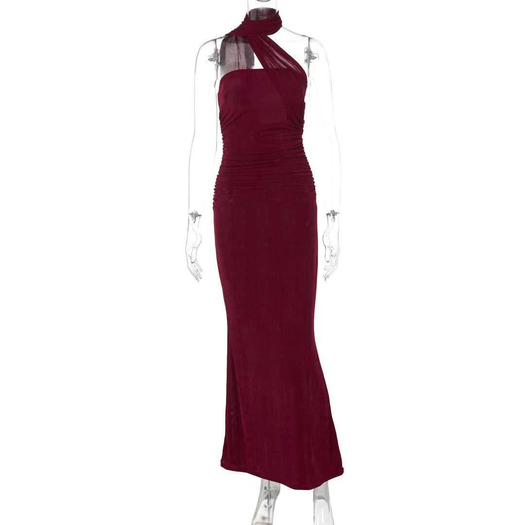 Dame Elegant aftenkjole med off-shoulder halterdesign og figurvenlig drapering Skovae