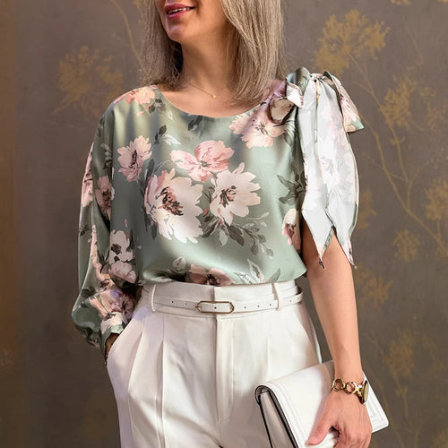 Damebluse med elegante flæseærmer og blomsterdesign Stilla