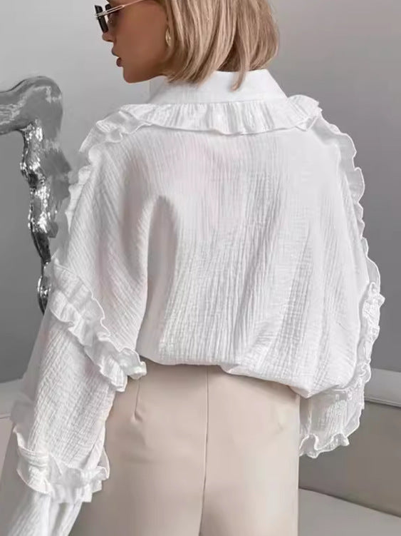 Damebluse med voluminøse flæsedetaljer og klassisk ståkrave Stilla