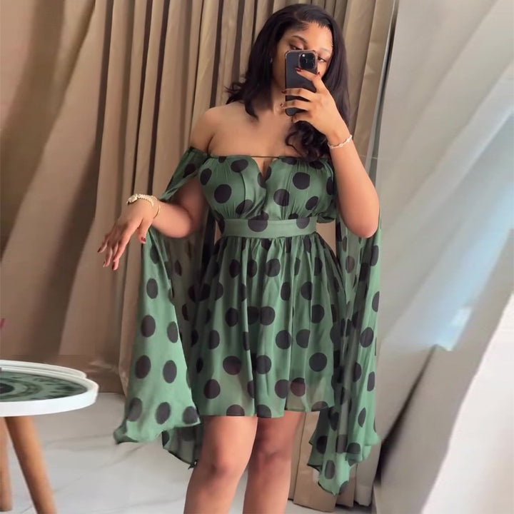 Dame mini kjole med spændende off-shoulder design og bredskårne ærmer Skovae
