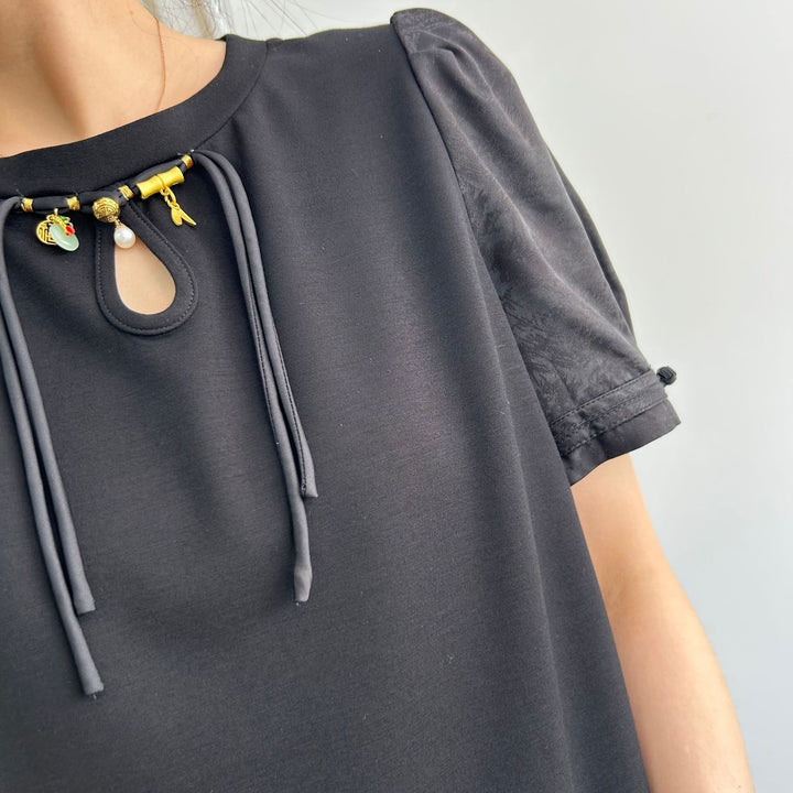 Dame Stilet T-shirt med elegant nøgleudskæring og puffærmer Stilla