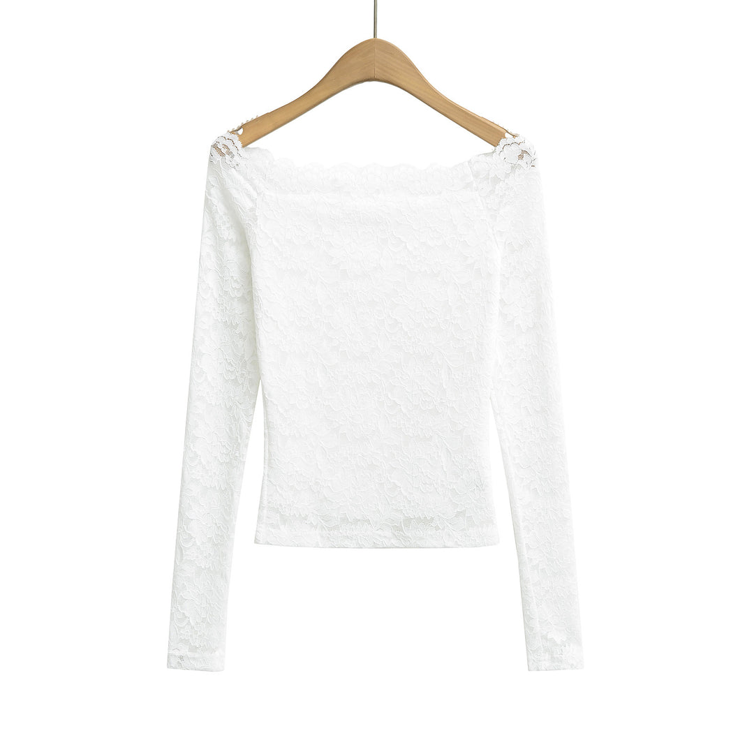 Dame spids top med flot off-shoulder look og sarte flæsedetaljer Stilla