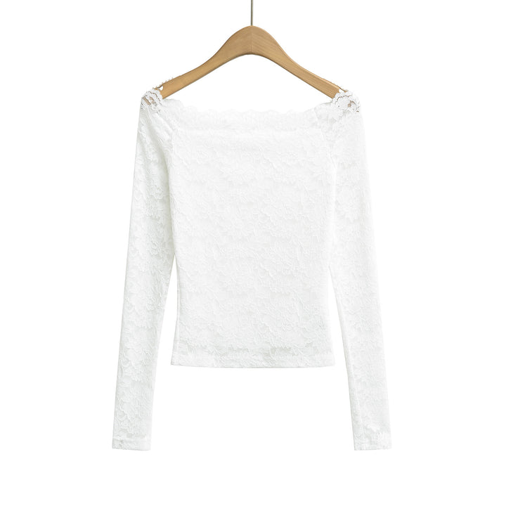 Dame spids top med flot off-shoulder look og sarte flæsedetaljer Stilla