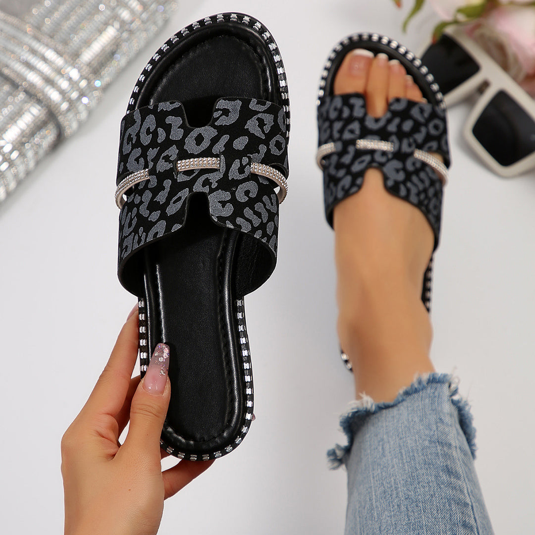 Dame pantofler med moderigtigt leopardmønster og elegante rhinestones Stilla