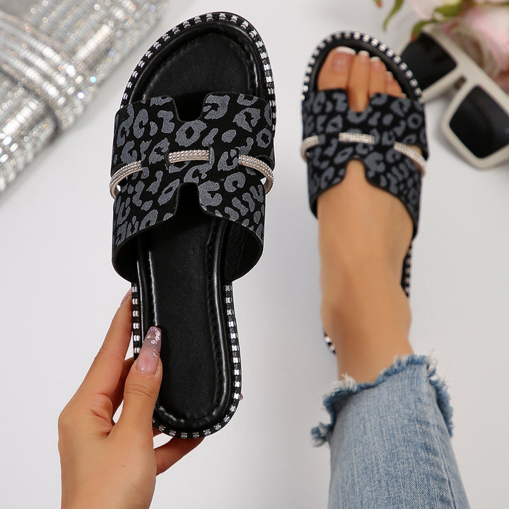 Dame pantofler med moderigtigt leopardmønster og elegante rhinestones Stilla