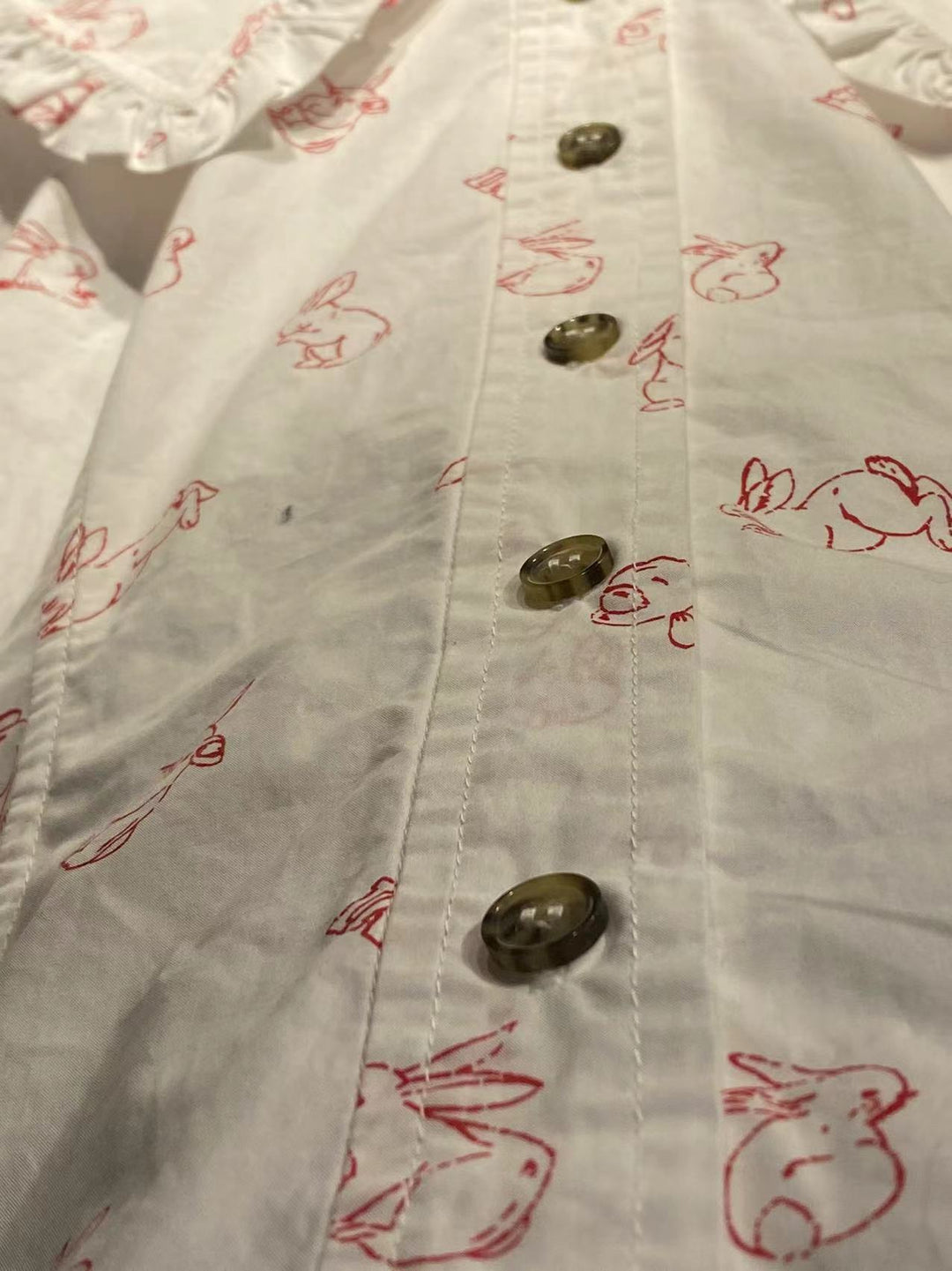 Dame ruffles bluse med dyremotiv og stilfuld krave Stilla