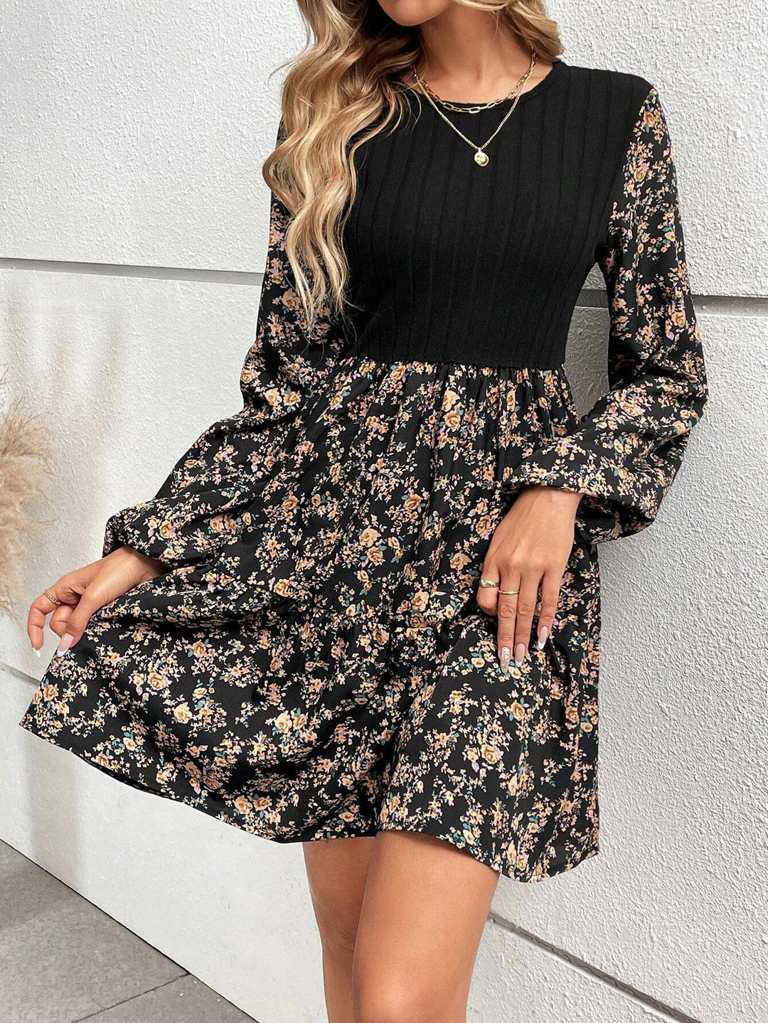 Dame blomster mønster minikjole med blomstrede nederdel og lange ærmer Stilla