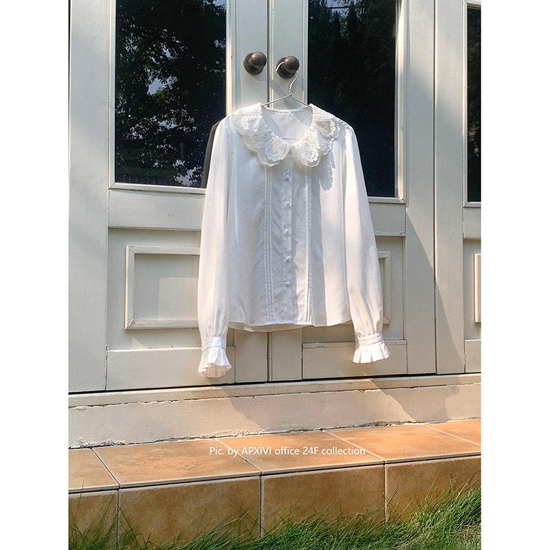 Damebluse med romantisk lacekrave og elegante flæseafslutninger Stilla