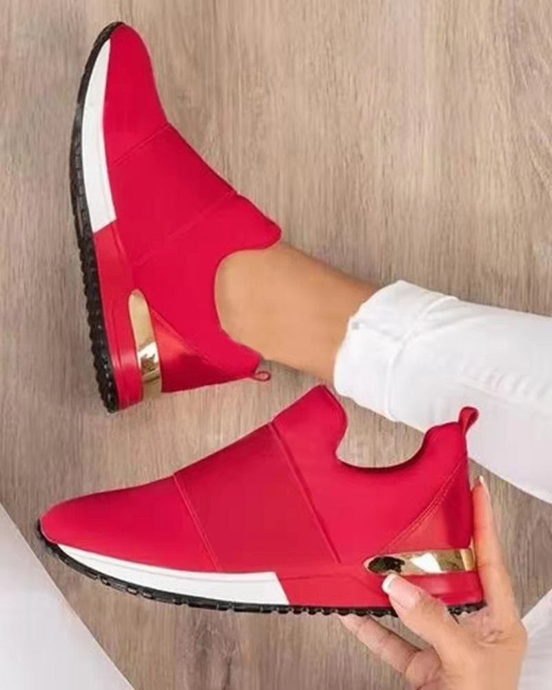 Dame Sneakers med Slip-On design og fashionable accenter Stilla