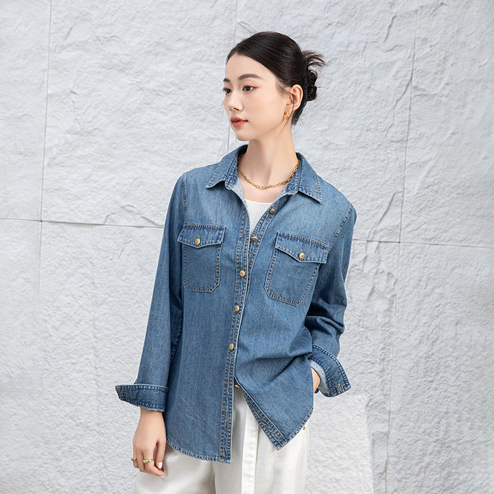 Dame denim skjorte med praktiske brystlommer og moderne snit Stilla