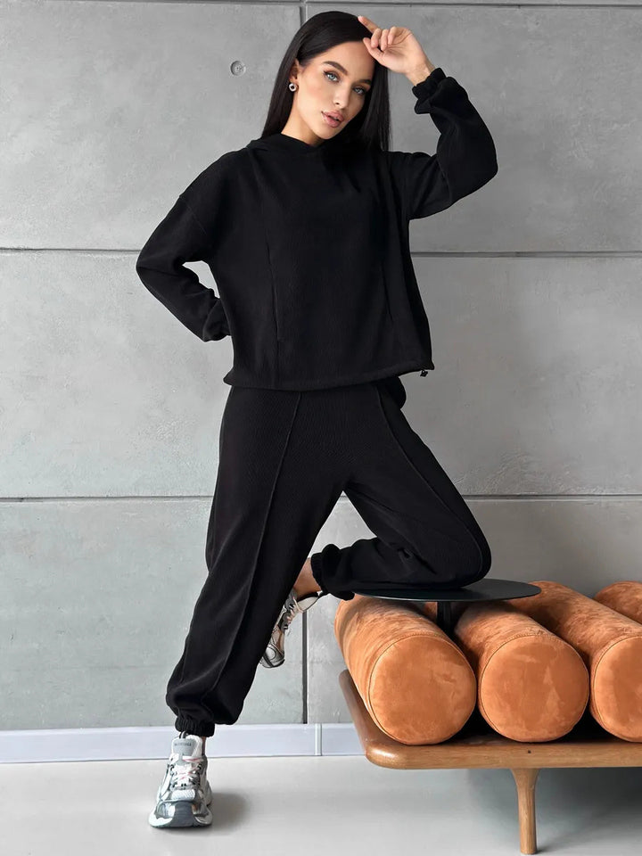 Kvinders sporty loungewear sæt med komfortabel hættejakke og elastiske bukser Skovae