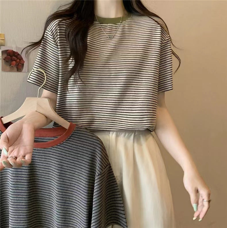 Femme Relaxed Fit Stribet T-Shirt med Kontrast Udsnit Stilla