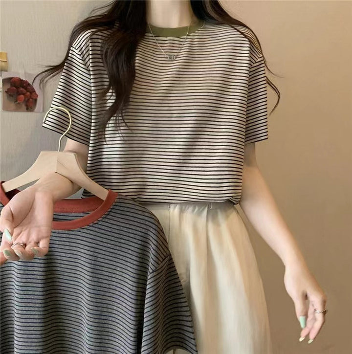 Femme Relaxed Fit Stribet T-Shirt med Kontrast Udsnit Stilla