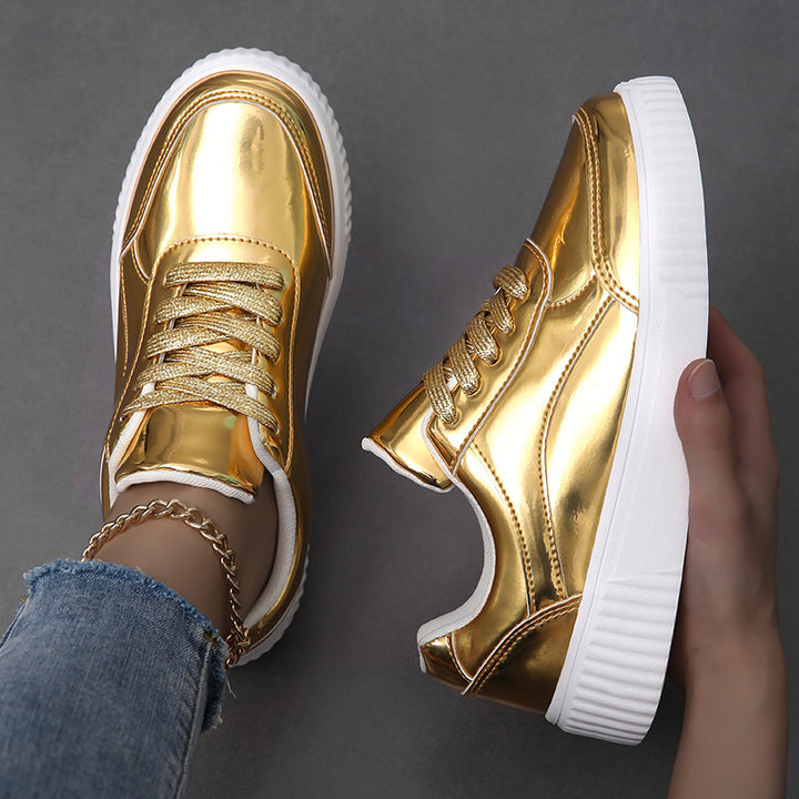 Dame nan lavt skåret sneakers med spejlende lakoverflade, polstret skaft og forhøjet sål med rillemønster Skovae