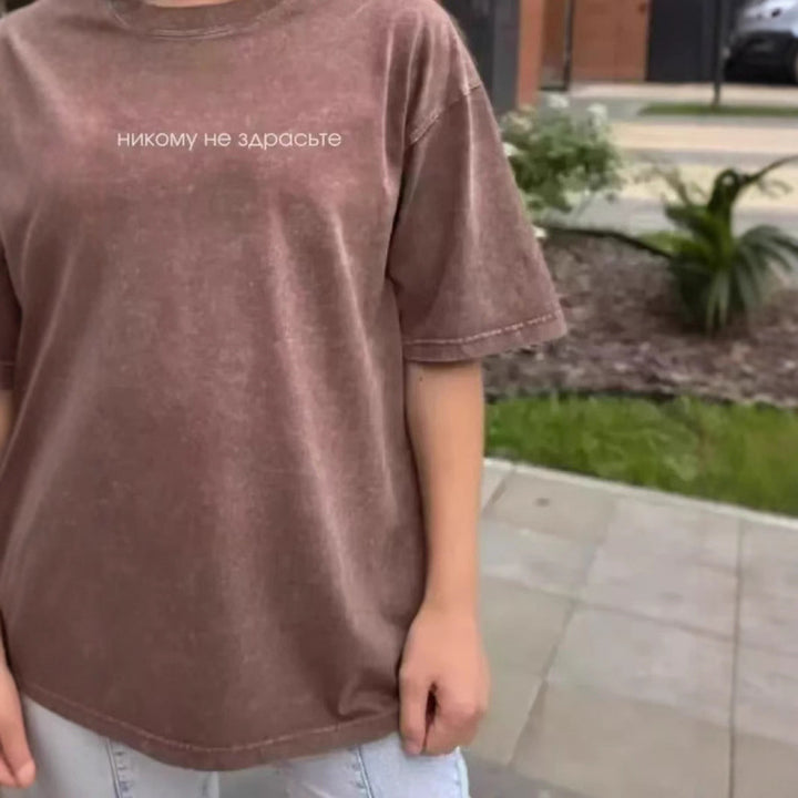 Dame T-shirt med moderne minimalistisk skrift og afslappet oversized snit Stilla