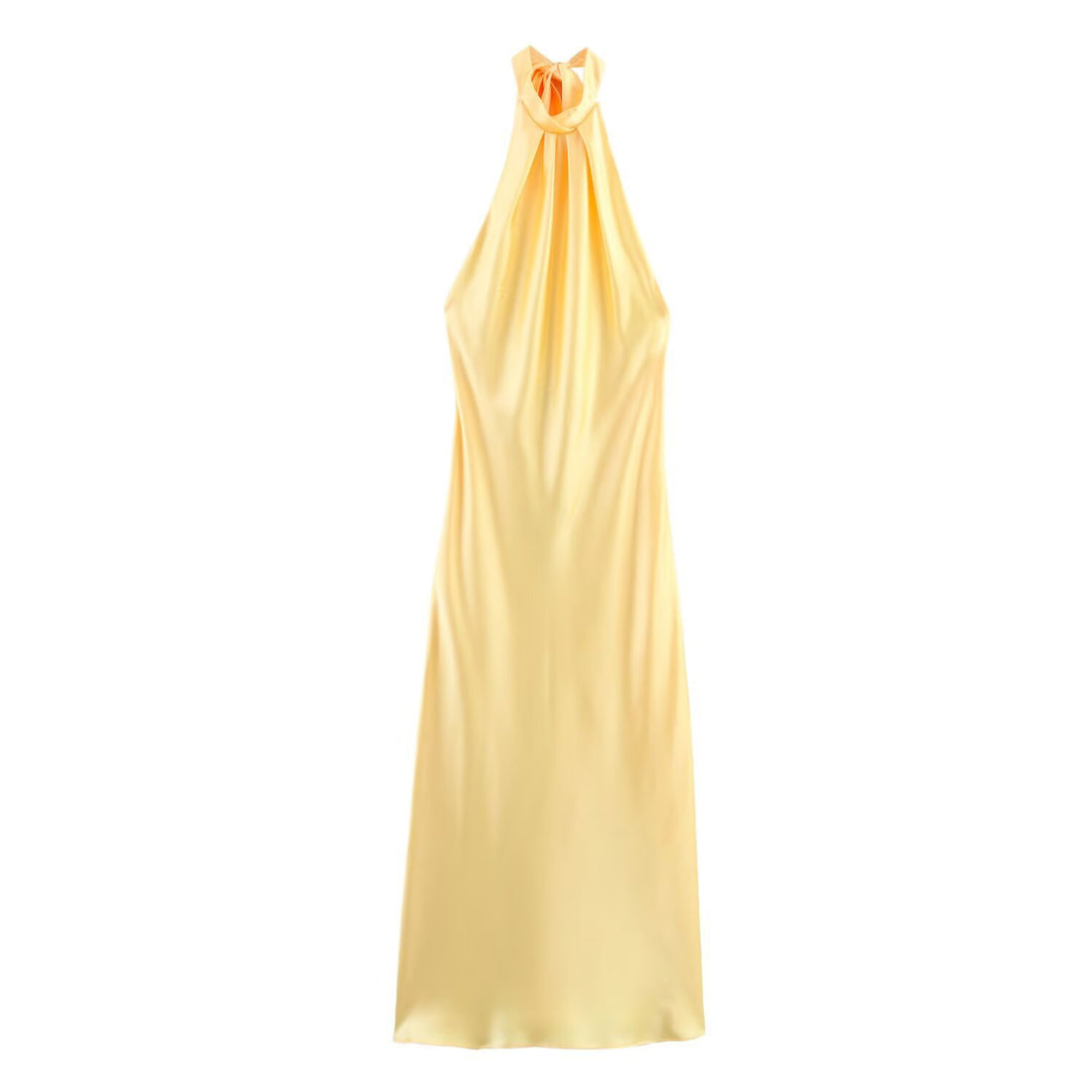 Dame aftenkjole med elegant halterneck-design og flydende snit Skovae