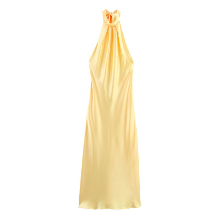 Dame aftenkjole med elegant halterneck-design og flydende snit Skovae