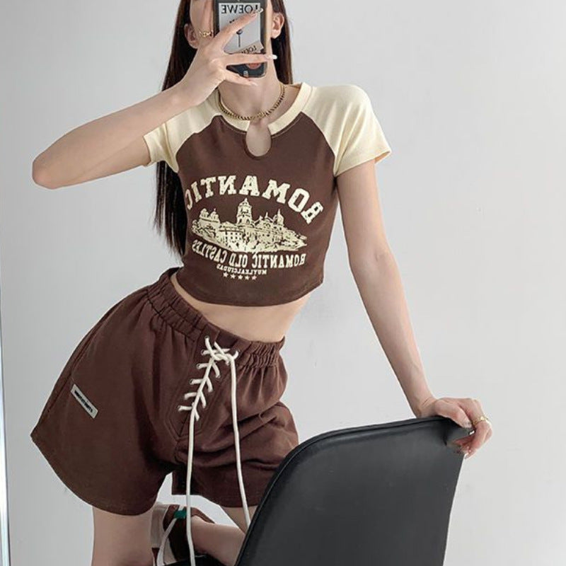 Dame cropped T-shirt med unik udskæring og festligt grafisk design Skovae