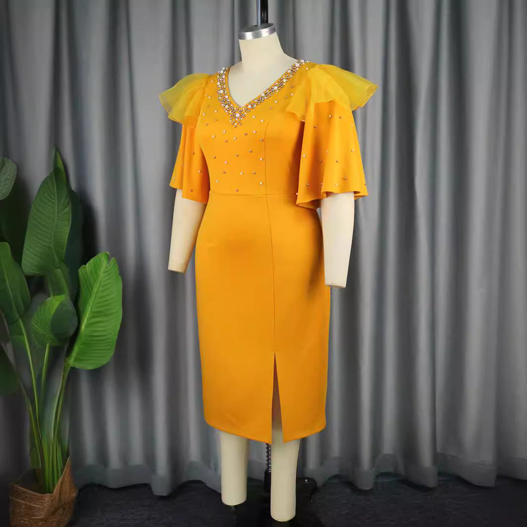 Dame elegant skinnende midi-kjole med flæse og glamourøse accenter