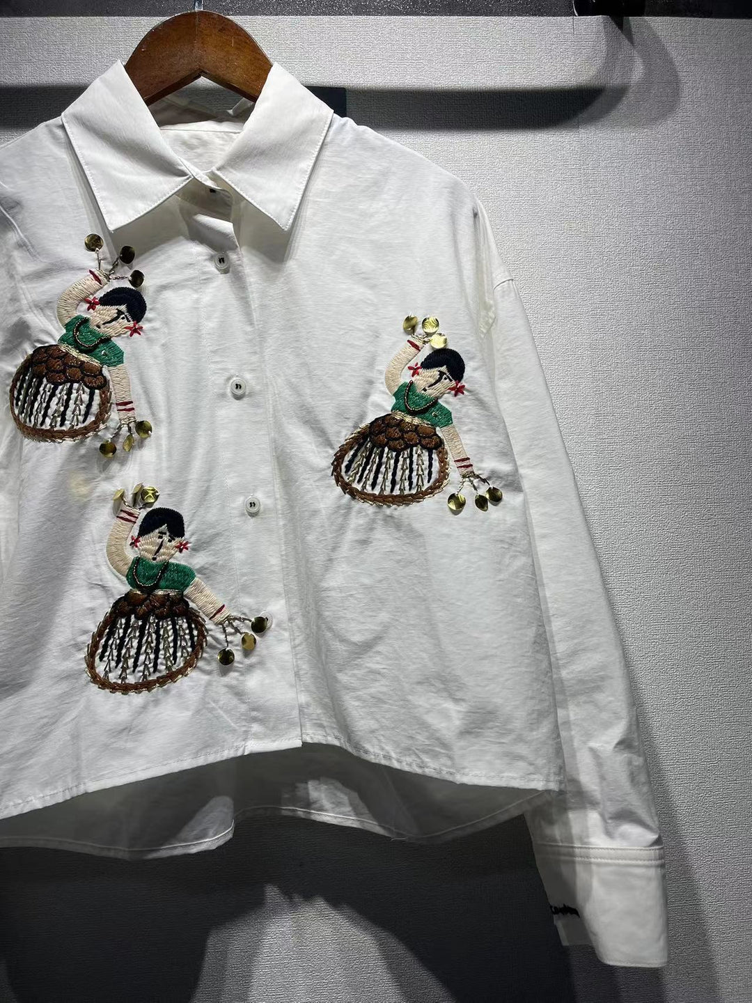 Damebluse med kunstfærdige håndbroderier og særlige knapdetaljer Stilla
