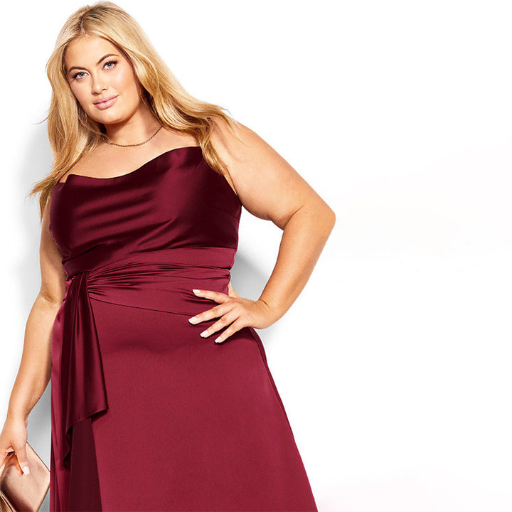 Dame stilfuld asymmetrisk maxikjole med elegant drapering og sidelæg Stilla