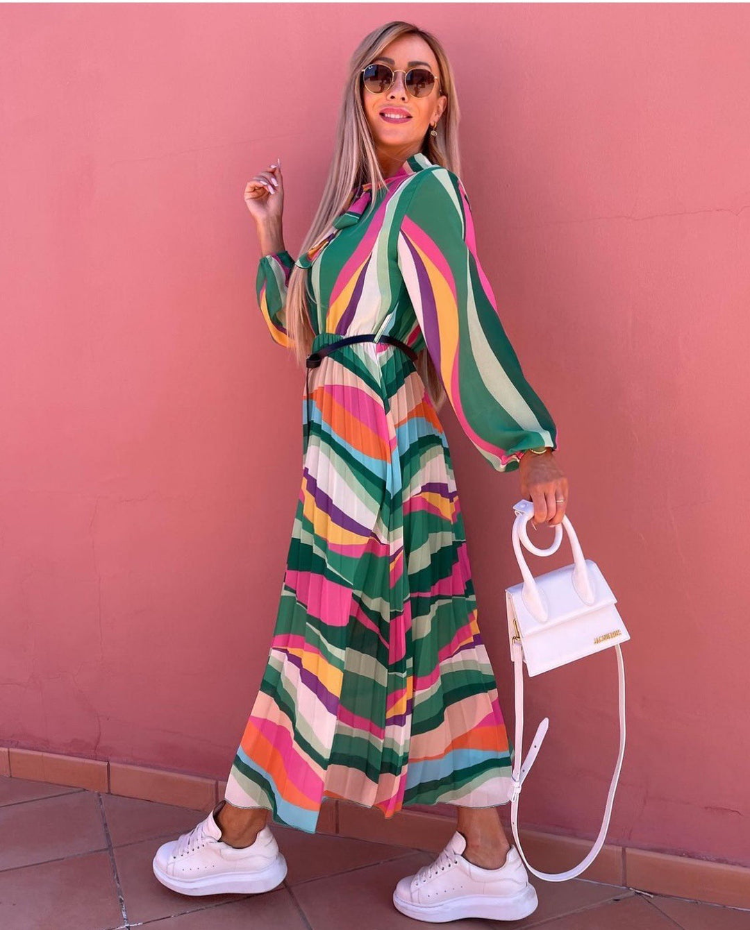 Dame Plisseret Maxikjole med farverigt bølgemønster og taljebælte Stilla