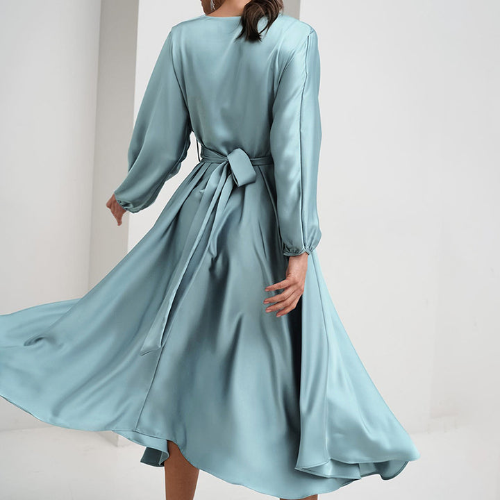 Dame omslagkjole med voluminøse ærmer og elegant satin-finish Stilla