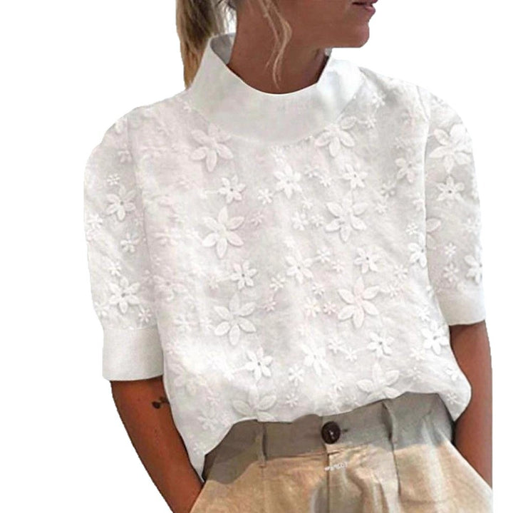 Dame nan broderet kortærmet bluse med ståkrave og tredimensionel blomsterapplikation Skovae