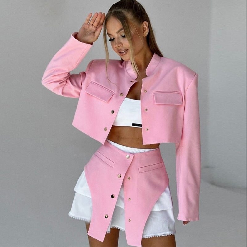 Dame moderigtigt cropped jakke- og nederdelssæt med elegante knapper og praktiske lommer Stilla