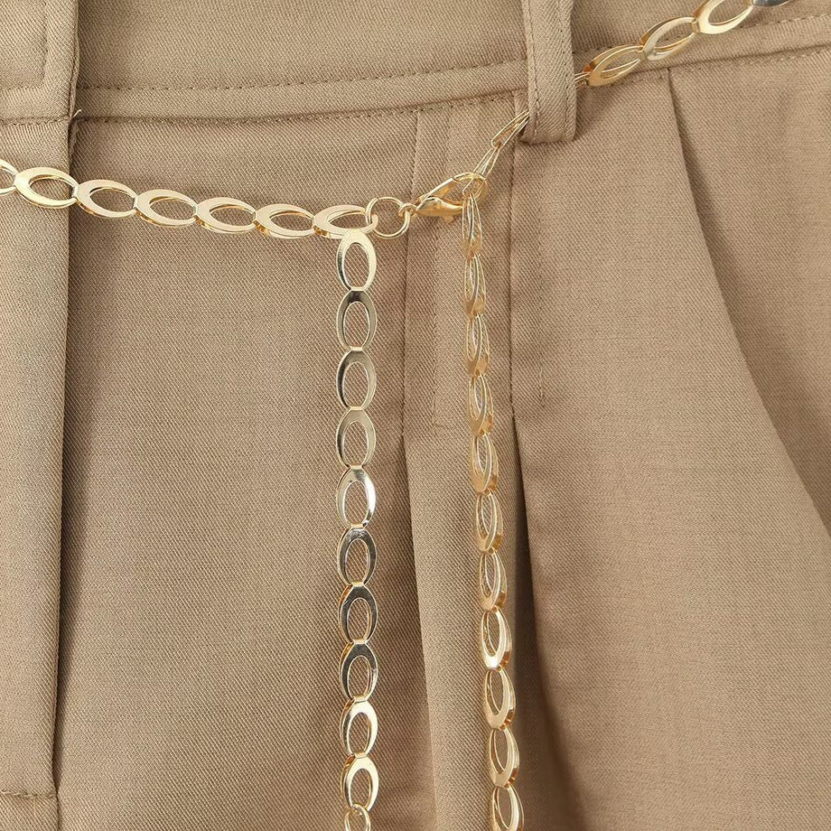 Dame elegante shorts med dekorativ kæde og fine folder Skovae