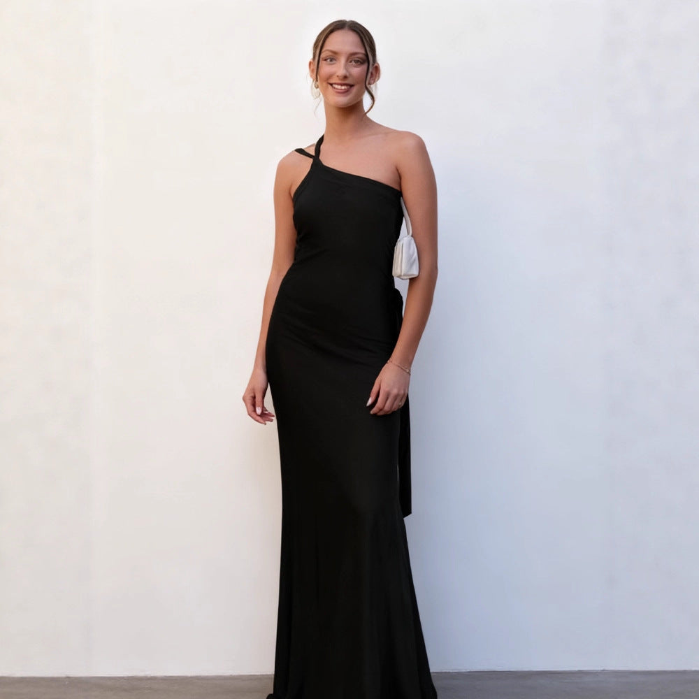 Dames elegant maxi kjole med asymmetrisk halter design og skinnende satin Skovae