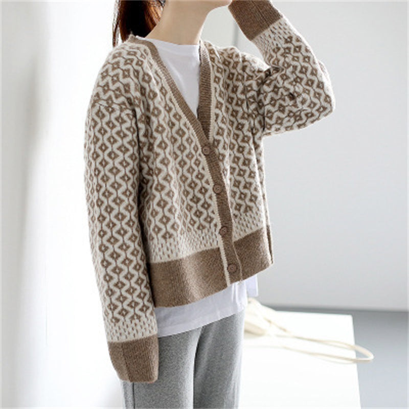 Dameligt chunky strikket cardigan med moderne geometriske mønstre og knaplukning Stilla