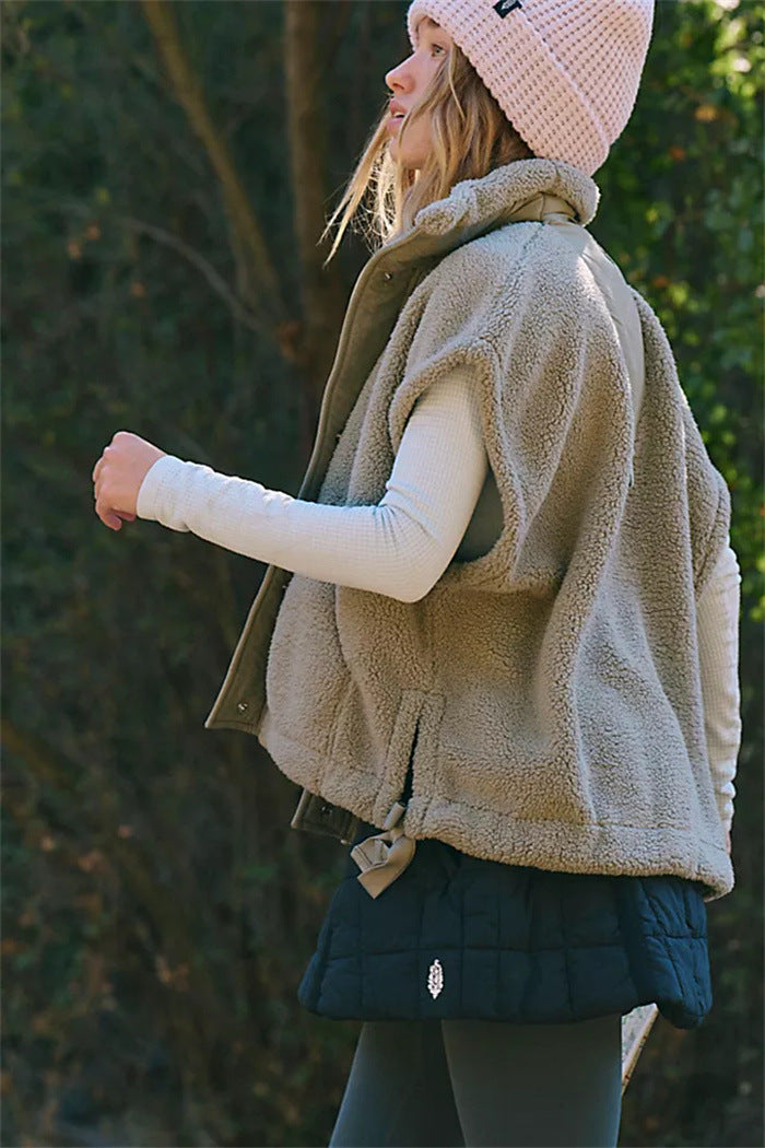 Kvinders hoodiejakke lavet af hyggelig fleece med justerbar kant Skovae