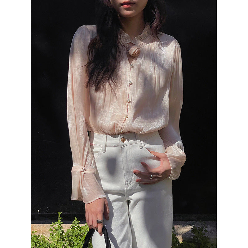 Dame chiffonbluse med elegante ruffles detaljer og knaplukning Stilla