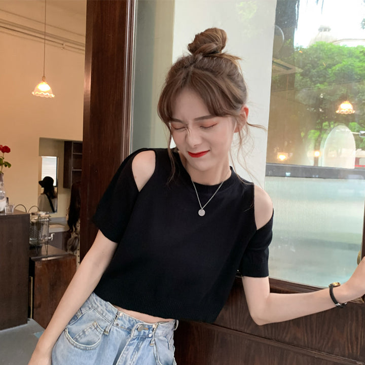 Kvinders cropped top med off-shoulder design og moderne strikkemønster