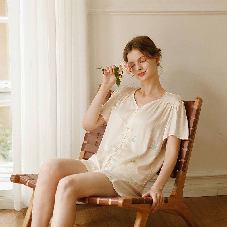 Dame pyjamasæt med elegant blomstret design og gennemgående knaplukning Stilla
