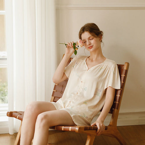 Dame pyjamasæt med elegant blomstret design og gennemgående knaplukning Stilla