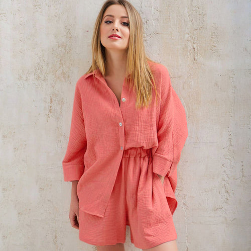Dame luftigt Lounge-sæt med løs bluse og elastiske shorts Stilla