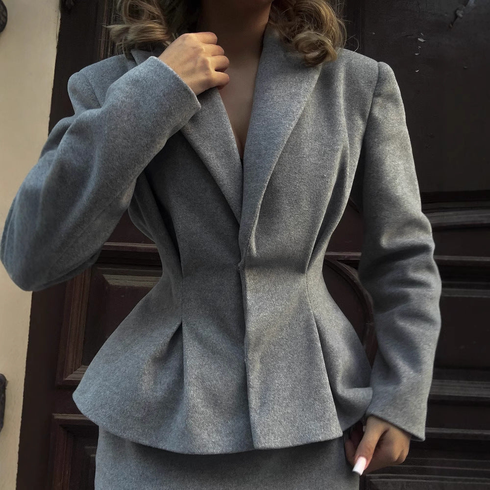 Women's business suit in an elegant cut with a fitted blazer and pencil skirt Stilla