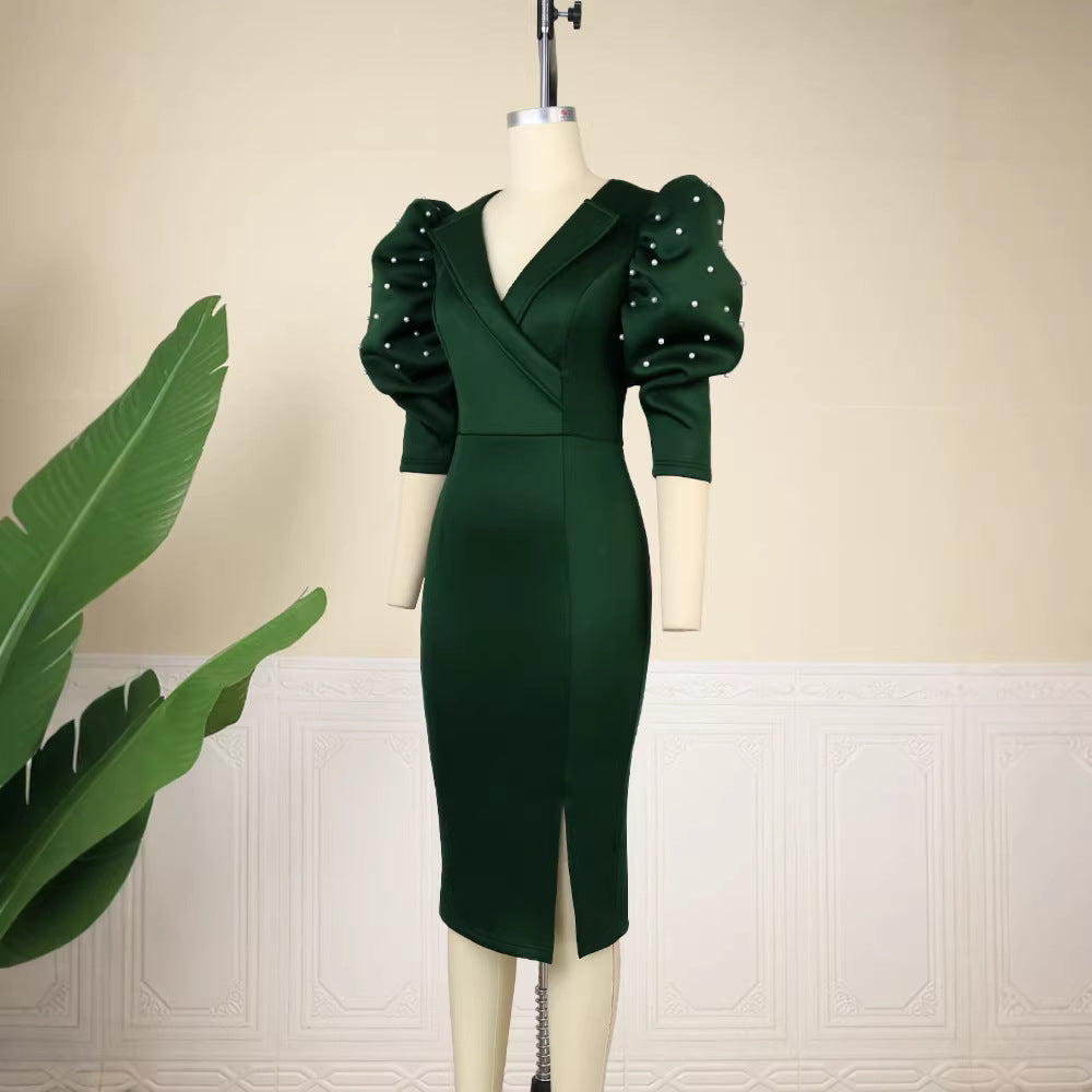 Dame figurtilpasset midi-kjole med voluminøse puffærmer og elegante perleaccenter Skovae