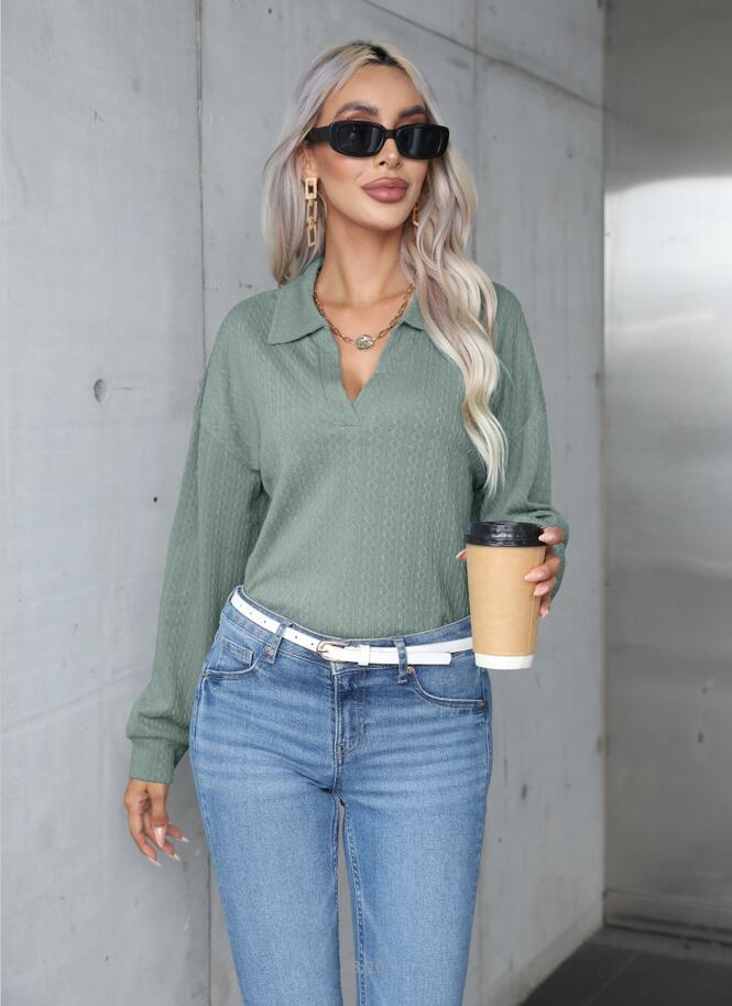 Dame strikpullover med struktureret design og moderne V-udskæring Stilla