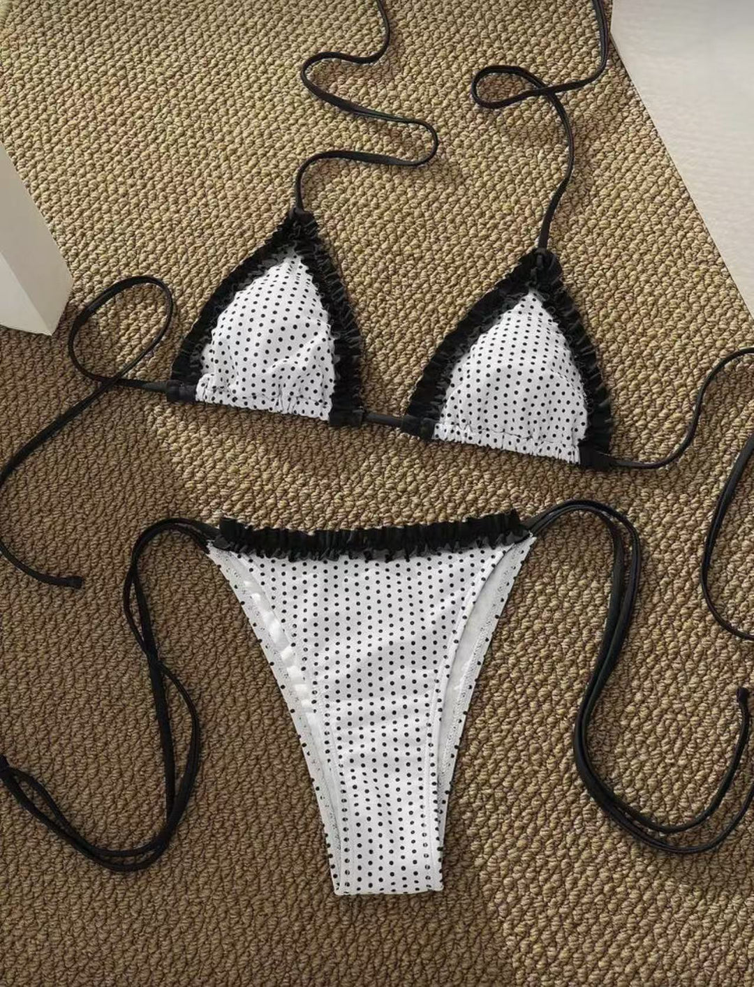 Dame Bikini-sæt med legende ternet mønster og charmerende flæsedetaljer Skovae