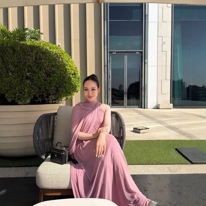 Dame Elegant wrap dress with asymmetric design and flowing drape Skovae