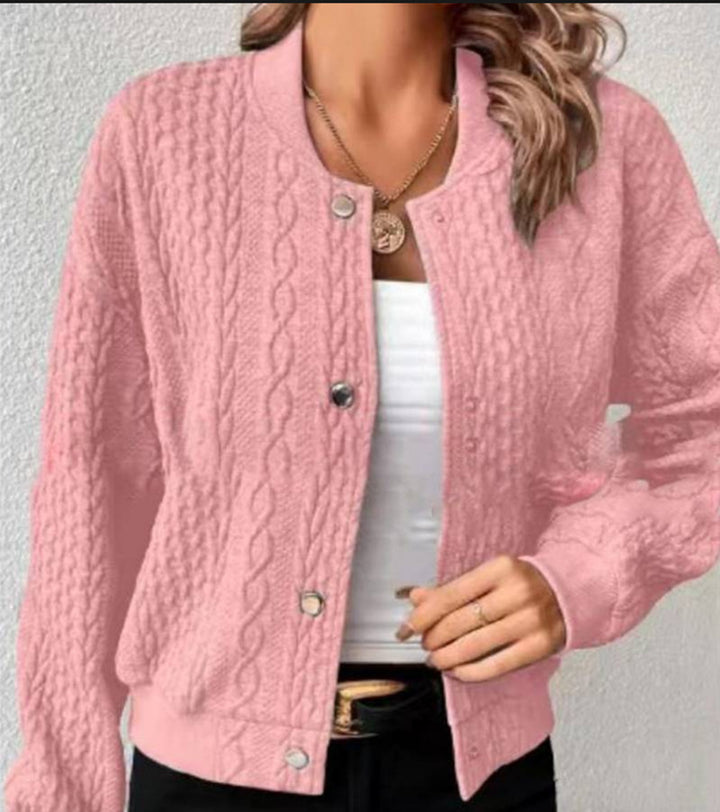 Kvinders cardigan med elegant kabelstrik mønster og trykknap lukning Stilla
