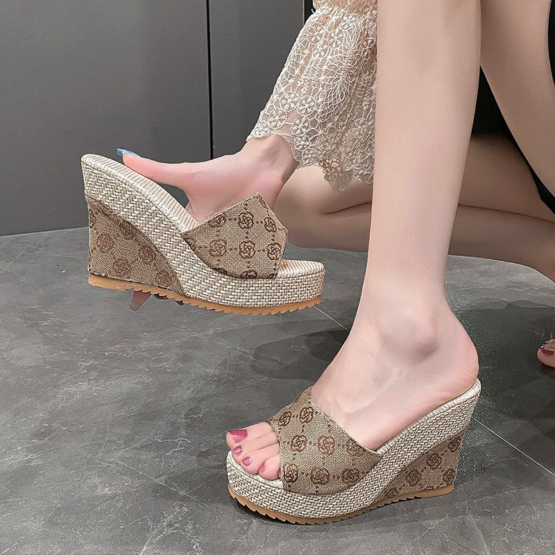 Dame Wedge-Pantoletten med moderne krydsbånd-design og komfortabelt fodseng Stilla
