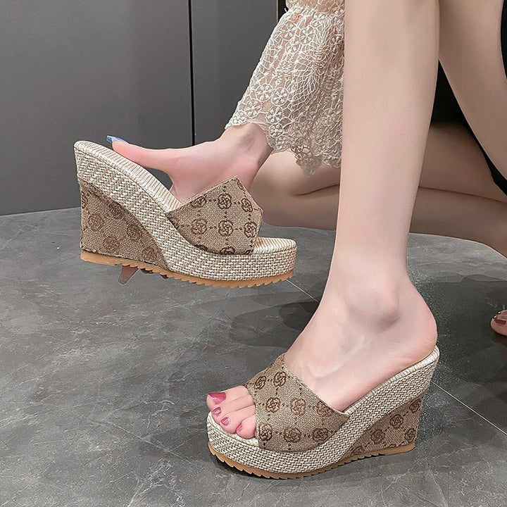 Dame Wedge-Pantoletten med moderne krydsbånd-design og komfortabelt fodseng Stilla