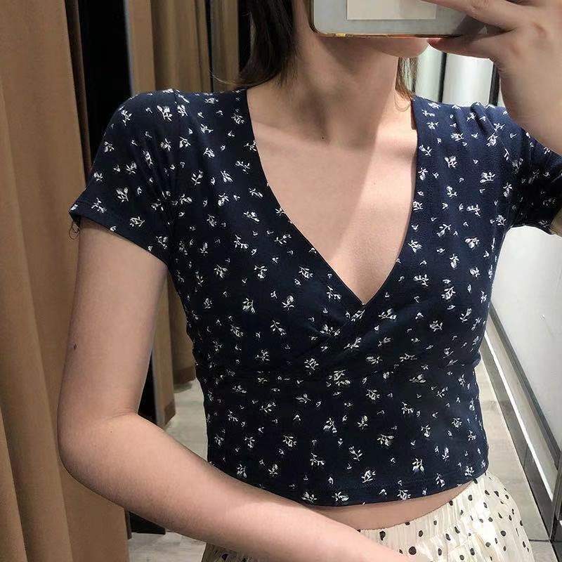 Dame crop top med blomsterprint og elegant V-hals